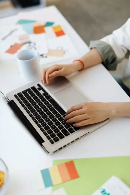 Deux collègues élaborent ensemble une stratégie marketing devant un tableau blanc, en mettant l’accent sur le contenu généré par les utilisateurs.